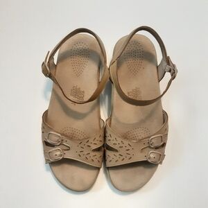 SAS Duo~Buckle Sandal~Sz 7.5 W~Natural